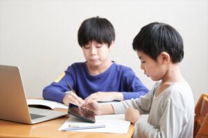 兄の真似をする弟
