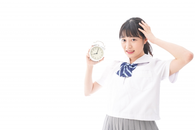 学校に遅刻してしまう理由は?連絡の必要性や気まずいときの対処法を解説!